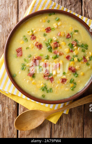 Chaudrée de maïs chaud traditionnel avec du bacon et des oignons verts close-up dans une assiette sur la table. Haut Vertical Vue de dessus Banque D'Images