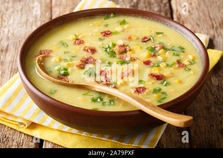 Chaudrée de maïs légumes délicieux avec du bacon close-up dans un bol sur la table horizontale. Banque D'Images