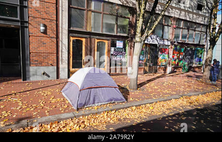 Près de 4 100 personnes sont sans abri dans la ville de Portland, Oregon, la plupart d'entre elles vivant au centre-ville. Plus de 2 000 d'entre eux dorment à l'extérieur de chaque nuit Banque D'Images