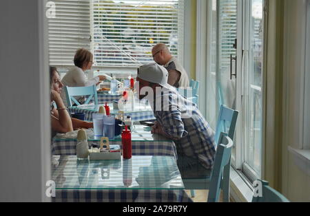 Boothbay Harbor, ME / USA - 19 octobre 2019 : les jeunes et adultes de race blanche d'âge moyen des couples de manger un brunch dans un restaurant local Banque D'Images