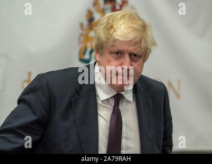 Boris Johnson à rude épreuve pendant le décompte de sa circonscription au cours de la Uxbridge 2017 Élection générale où il conserve son siège d'Uxbridge et South Ruislip. Banque D'Images