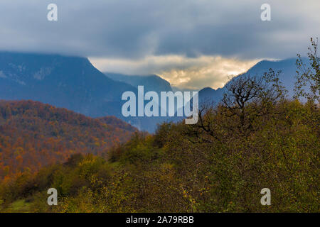 Gorge de montagne en automne couverte de brouillard Banque D'Images