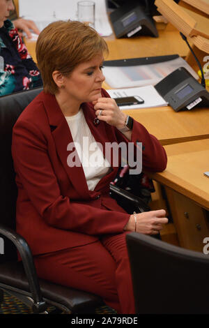 Paris, 30 octobre 2019. Sur la photo : Nicola Sturgeon MSP - Premier Ministre de l'Écosse et Leader du Parti national écossais (SNP) est à l'écoute de Michael Russell MSP dans la chambre. Scènes de la chambre au parlement écossais à Édimbourg. Déclaration du ministre : Impact de la nouvelle sortie de l'UE portent sur l'Ecosse. Crédit : Colin D Fisher/CDFIMAGES.COM Banque D'Images