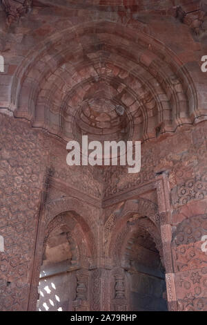 Alai Darwaza construit par Alauddin Khalji en 1311. Les détails de la sculpture. Banque D'Images