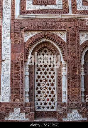 Alai Darwaza construit par Alauddin Khalji en 1311. Les détails de la sculpture. Banque D'Images