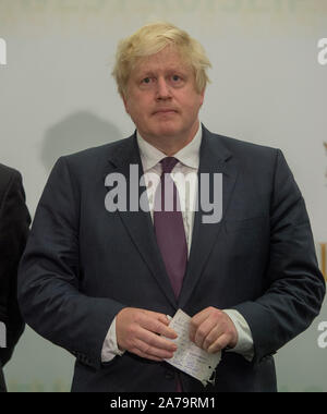 Boris Johnson à rude épreuve pendant le décompte de sa circonscription au cours de la Uxbridge 2017 Élection générale où il conserve son siège d'Uxbridge et South Ruislip. Banque D'Images