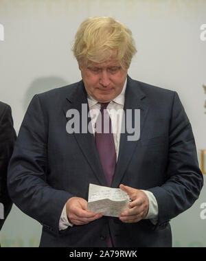 Boris Johnson à rude épreuve pendant le décompte de sa circonscription au cours de la Uxbridge 2017 Élection générale où il conserve son siège d'Uxbridge et South Ruislip. Banque D'Images
