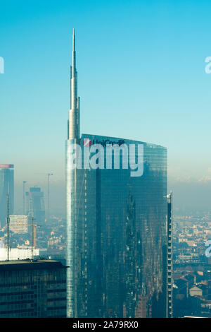 Milan Italie : Milan, Skyline vue aérienne du siège de la banque Unicredit skyscraper. Ville couvertes par le smog. Banque D'Images