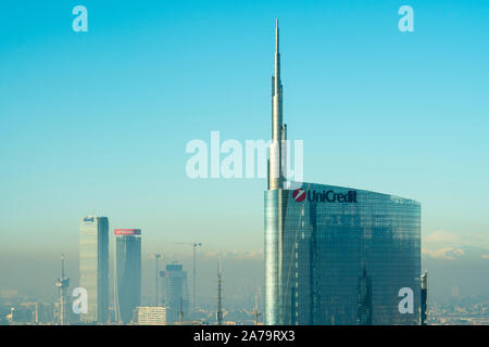 Milan Italie : Milan, Skyline vue aérienne du siège de la banque Unicredit skyscraper. Ville couvertes par le smog. Banque D'Images