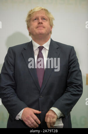 Boris Johnson à rude épreuve pendant le décompte de sa circonscription au cours de la Uxbridge 2017 Élection générale où il conserve son siège d'Uxbridge et South Ruislip. Banque D'Images