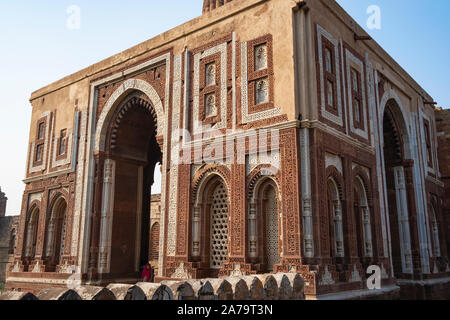 Alai Darwaza construit par Alauddin Khalji en 1311. Les détails de la sculpture. Banque D'Images