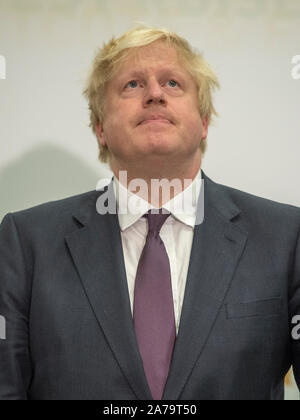 Boris Johnson à rude épreuve pendant le décompte de sa circonscription au cours de la Uxbridge 2017 Élection générale où il conserve son siège d'Uxbridge et South Ruislip. Banque D'Images