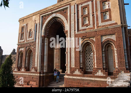 Alai Darwaza construit par Alauddin Khalji en 1311. Les détails de la sculpture. Banque D'Images