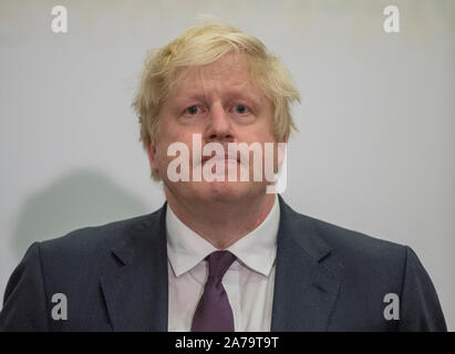Boris Johnson à rude épreuve pendant le décompte de sa circonscription au cours de la Uxbridge 2017 Élection générale où il conserve son siège d'Uxbridge et South Ruislip. Banque D'Images