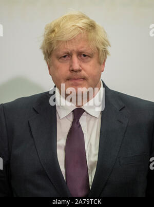 Boris Johnson à rude épreuve pendant le décompte de sa circonscription au cours de la Uxbridge 2017 Élection générale où il conserve son siège d'Uxbridge et South Ruislip. Banque D'Images
