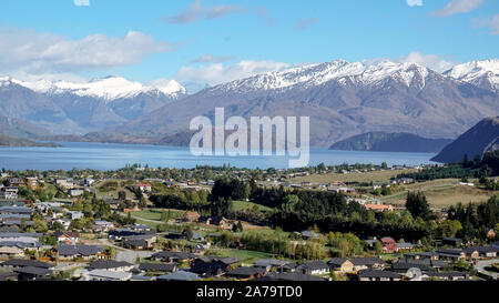 Vue sur le lac Wanaka à une montagne en Nouvelle-Zélande. Atteint par la randonnée. Banque D'Images