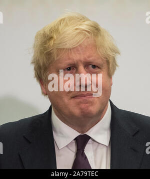 Boris Johnson à rude épreuve pendant le décompte de sa circonscription au cours de la Uxbridge 2017 Élection générale où il conserve son siège d'Uxbridge et South Ruislip. Banque D'Images