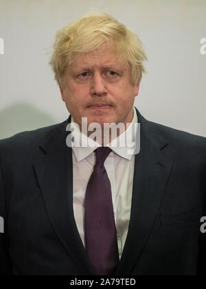 Boris Johnson à rude épreuve pendant le décompte de sa circonscription au cours de la Uxbridge 2017 Élection générale où il conserve son siège d'Uxbridge et South Ruislip. Banque D'Images