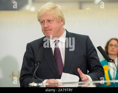 Boris Johnson à rude épreuve pendant le décompte de sa circonscription au cours de la Uxbridge 2017 Élection générale où il conserve son siège d'Uxbridge et South Ruislip. Banque D'Images