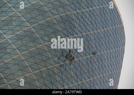 Nettoyage de vitres, Capital Gate, également connu sous le nom de la Tour de Dubaï, d'un gratte-ciel à Abou Dhabi, Émirats Arabes Unis Banque D'Images