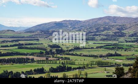 Vue sur le lac Wanaka à une montagne en Nouvelle-Zélande. Atteint par la randonnée. Banque D'Images