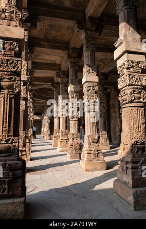 Sculptures de Pierre complexes sur le cloître colonnes à la mosquée Quwwat ul-Islam, complexe Qutb, Delhi - Colonnes prises de Jain temple. Banque D'Images