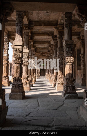 Sculptures de Pierre complexes sur le cloître colonnes à la mosquée Quwwat ul-Islam, complexe Qutb, Delhi - Colonnes prises de Jain temple. Banque D'Images