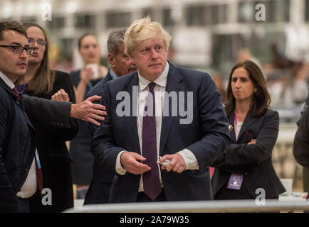 Boris Johnson à rude épreuve pendant le décompte de sa circonscription au cours de la Uxbridge 2017 Élection générale où il conserve son siège d'Uxbridge et South Ruislip. Banque D'Images