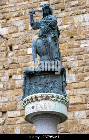 FLORENCE, Toscane/Italie - le 19 octobre : Statue de Judith et Holopherne par Donatello à Piazza della Signoria en face du Palazzo Vecchio Florence le 19 octobre 2019 Banque D'Images