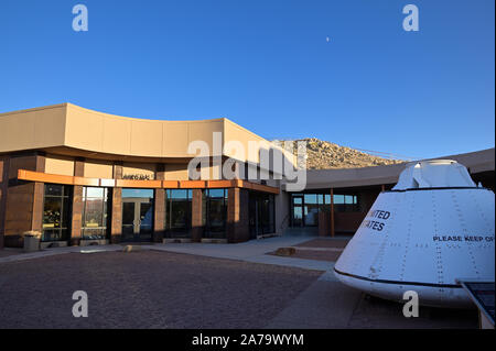 Les touristes peuvent profiter d'une vue imprenable depuis le plateau du Meteor Crater vers le pic Humphreys et le cratère du coucher du soleil au nord de Flagstaff, près de Diablo Canyon AZ Banque D'Images