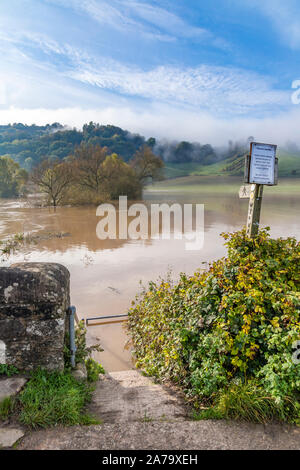 La vallée de la Wye à pied Long Distance Footpath submergé sous les eaux limoneuses, boueux de la rivière Wye dans inondation sur 28.10.2019 à Kerne Bridge, Hereford Banque D'Images