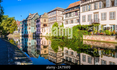 Vue panoramique sur les maisons à colombage se reflétant dans l'eau du canal de l'Ill dans le quartier de la Petite France à Strasbourg, France. Banque D'Images