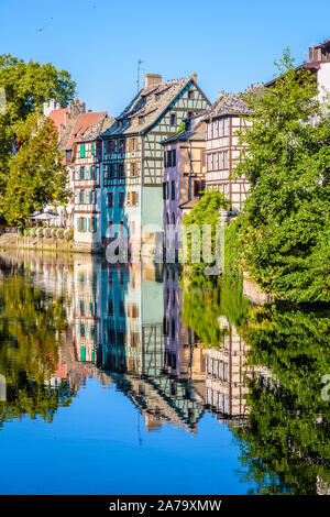 Gros plan sur les maisons à colombage se reflétant dans les eaux calmes de la rivière Ill canal dans le quartier de la Petite France à Strasbourg, France. Banque D'Images