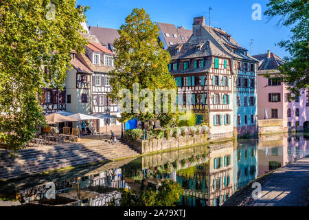 L'ill canal baigne la Petite France quart à Strasbourg, France, bordée de maisons à colombages se reflétant dans les eaux calmes. Banque D'Images