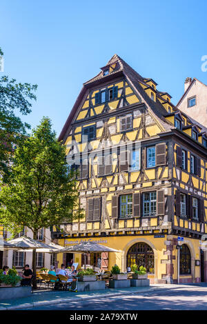 Le café-terrasse "Le Bistrot des copains' situé dans un bâtiment à colombages typique à proximité du quartier de la Petite France à Strasbourg, France. Banque D'Images