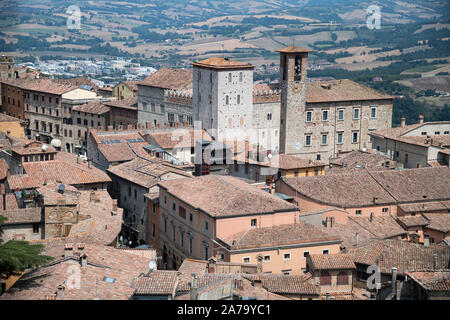 Lombard-Gothic Palazzo del Capitano (Captain's Palace), le Palazzo dei Priori (Palais des Prieurs) et le Palazzo del Popolo (Palais du Peuple) dans la ville historique de centr Banque D'Images