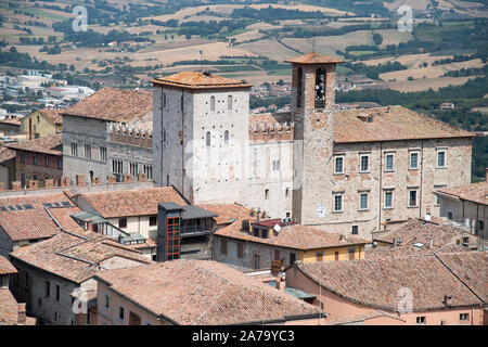 Lombard-Gothic Palazzo del Capitano (Captain's Palace), le Palazzo dei Priori (Palais des Prieurs) et le Palazzo del Popolo (Palais du Peuple) dans la ville historique de centr Banque D'Images