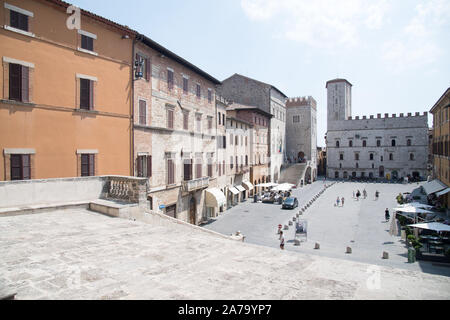 Lombard-Gothic Palazzo del Capitano (Captain's Palace), le Palazzo dei Priori (Palais des Prieurs) et le Palazzo del Popolo (Palais du Peuple) dans la ville historique de centr Banque D'Images