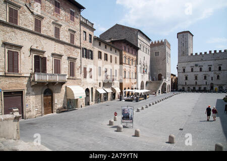 Lombard-Gothic Palazzo del Capitano (Captain's Palace), le Palazzo dei Priori (Palais des Prieurs) et le Palazzo del Popolo (Palais du Peuple) dans la ville historique de centr Banque D'Images