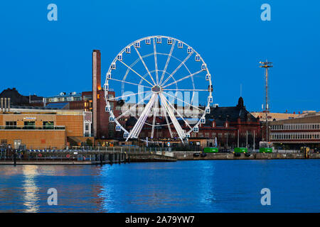 SkyWheel Helsinki vue la nuit tombée. La roue d'observation de 40 mètres de haut est située à Katajanokka. Image art numérique. Autorisation de propriété disponible. Banque D'Images