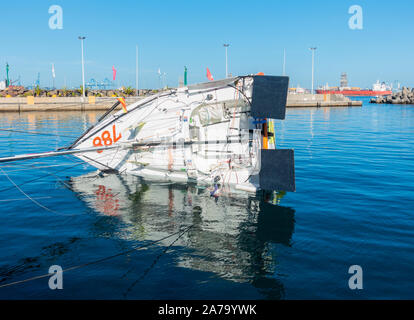 650/6.50 class yacht, bateau de course annulée pour effectuer des réparations à Berne sur la terre. Banque D'Images