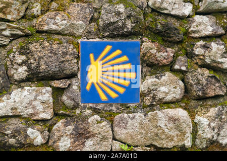 Le jaune coquille Saint-Jacques, symbole touristique du Camino de Santiago direction montrant sur Camino Norte en Espagne. La signature du chemin de Santiago De Compostela Banque D'Images