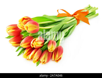 Bouquet de tulipes orange sur fond blanc Banque D'Images