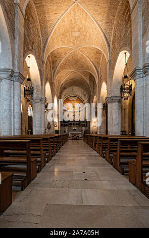 Italia Marche Osimo Cattedrale San Leopardo navata centrale| Italie Marche Osimo Cathédrale San Leopardo nef centrale Banque D'Images