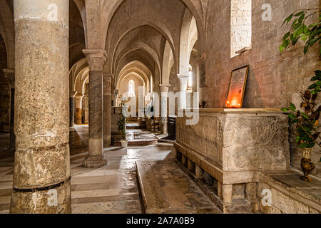 Italia Marche Osimo Cattedrale San Leopardo Cripta Armande Altaï di San Leopardo| Italie Marche Osimo Cathédrale San Leopardo sarcophage crypte San Leopardo Banque D'Images