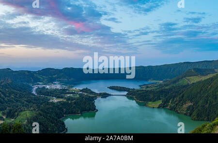 Une image panoramique des sept villes (Lac Lagoa das Sete Cidades) au coucher du soleil. Banque D'Images