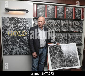 Livre : 'Gold' AVEC LA SIGNATURE DE Sebastiao Salgado TASCHEN,PARIS LIBRAIRIE Banque D'Images