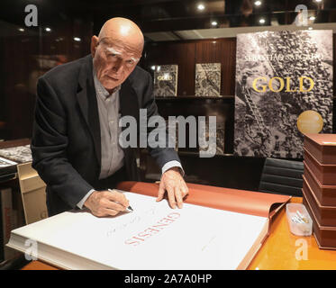 Livre : 'Gold' AVEC LA SIGNATURE DE Sebastiao Salgado TASCHEN,PARIS LIBRAIRIE Banque D'Images