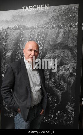 Livre : 'Gold' AVEC LA SIGNATURE DE Sebastiao Salgado TASCHEN,PARIS LIBRAIRIE Banque D'Images