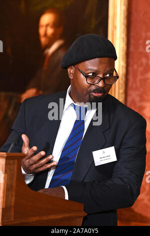 Ben Okri poète s'exprimant lors d'une réception pour les gagnants du concours de rédaction du Commonwealth de la reine au palais de Buckingham à Londres. Banque D'Images